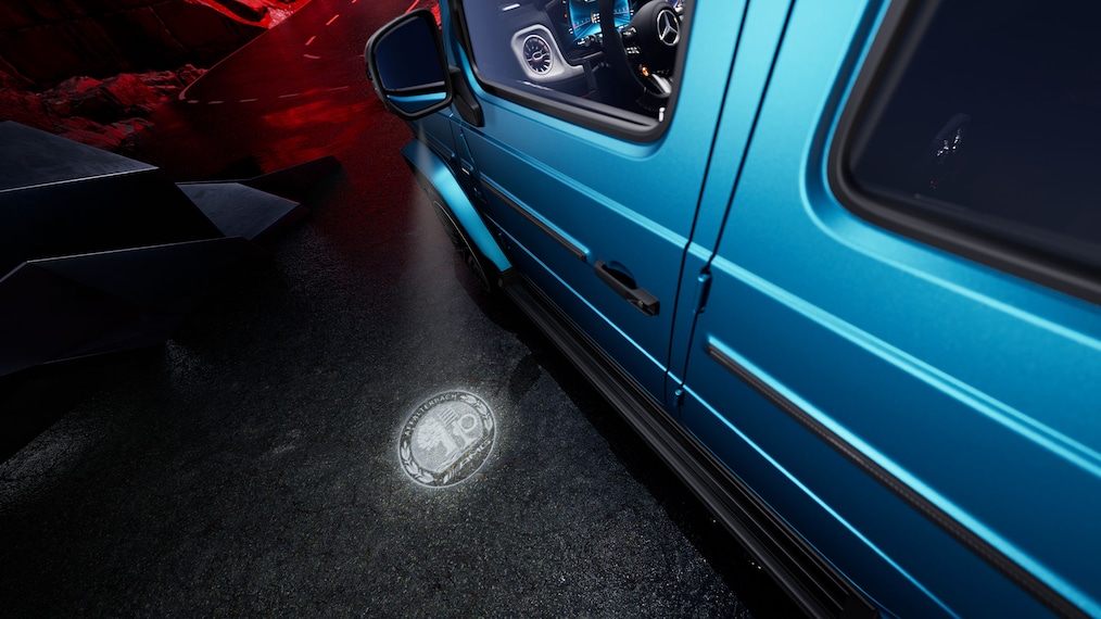 Frontal side view of a Mercedes-AMG G 63 with MANUFAKTUR hyper blue magno paint finish.