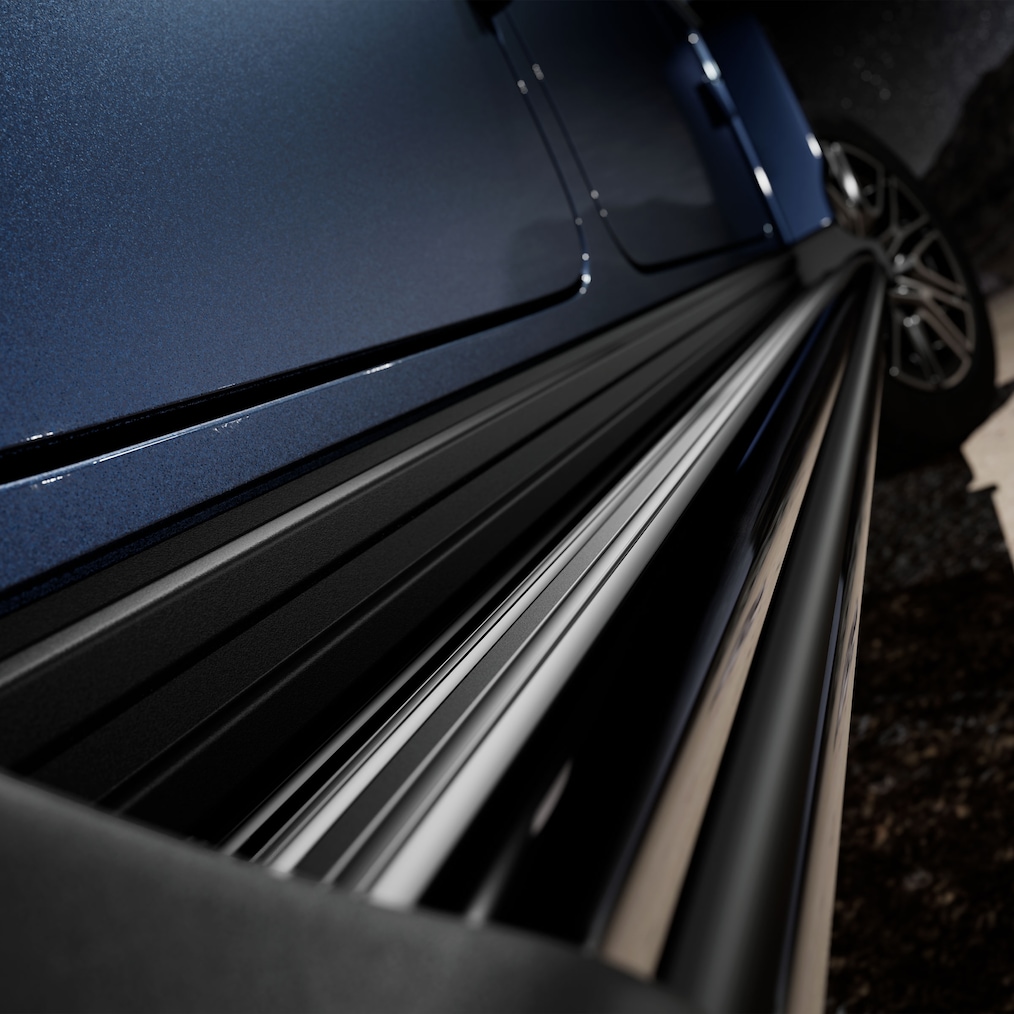 Side rear view (from above) of a Mercedes-Benz G 450 d with MANUFAKTUR running boards in black.