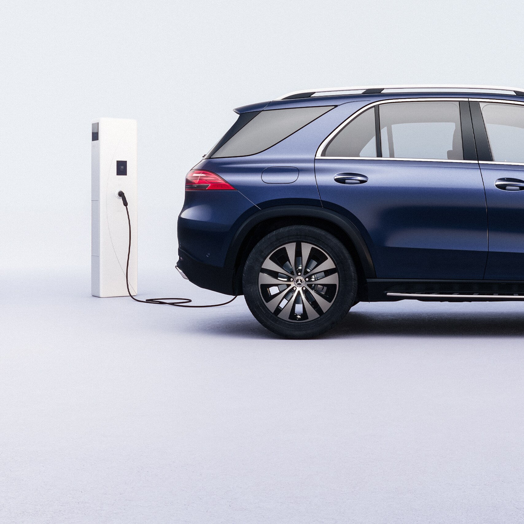 Side view of the GLE 400 e 4MATIC from Mercedes-Benz.