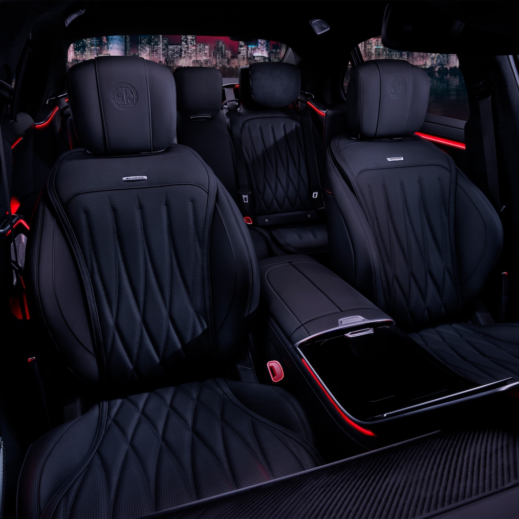 Side view of the front seats and cockpit of the Mercedes-AMG S 63 E PERFORMANCE.