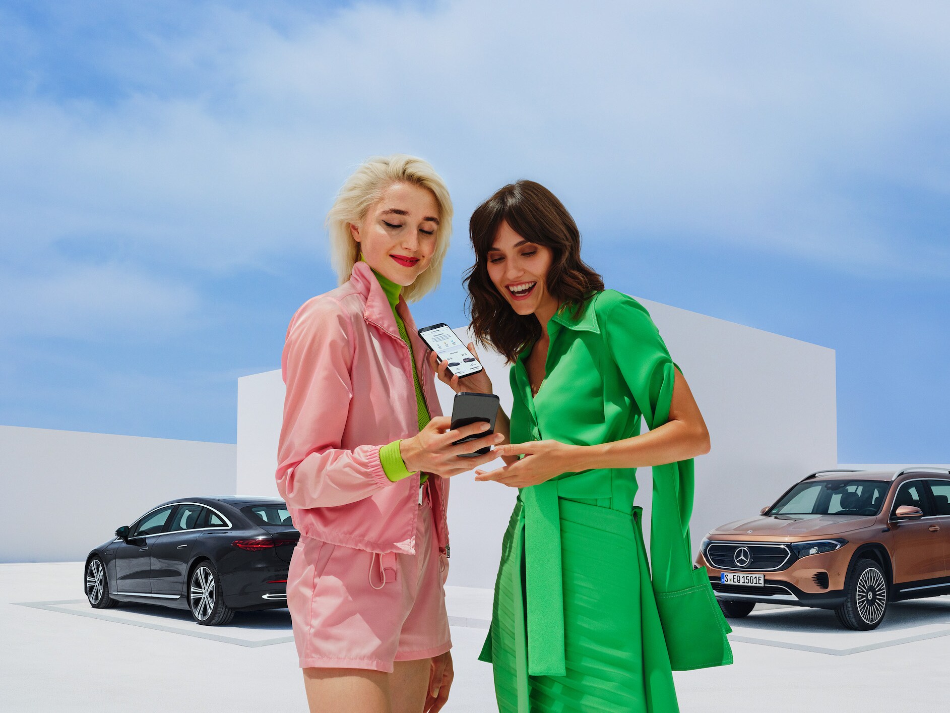 Two women using the Mercedes me service app on their smartphones.