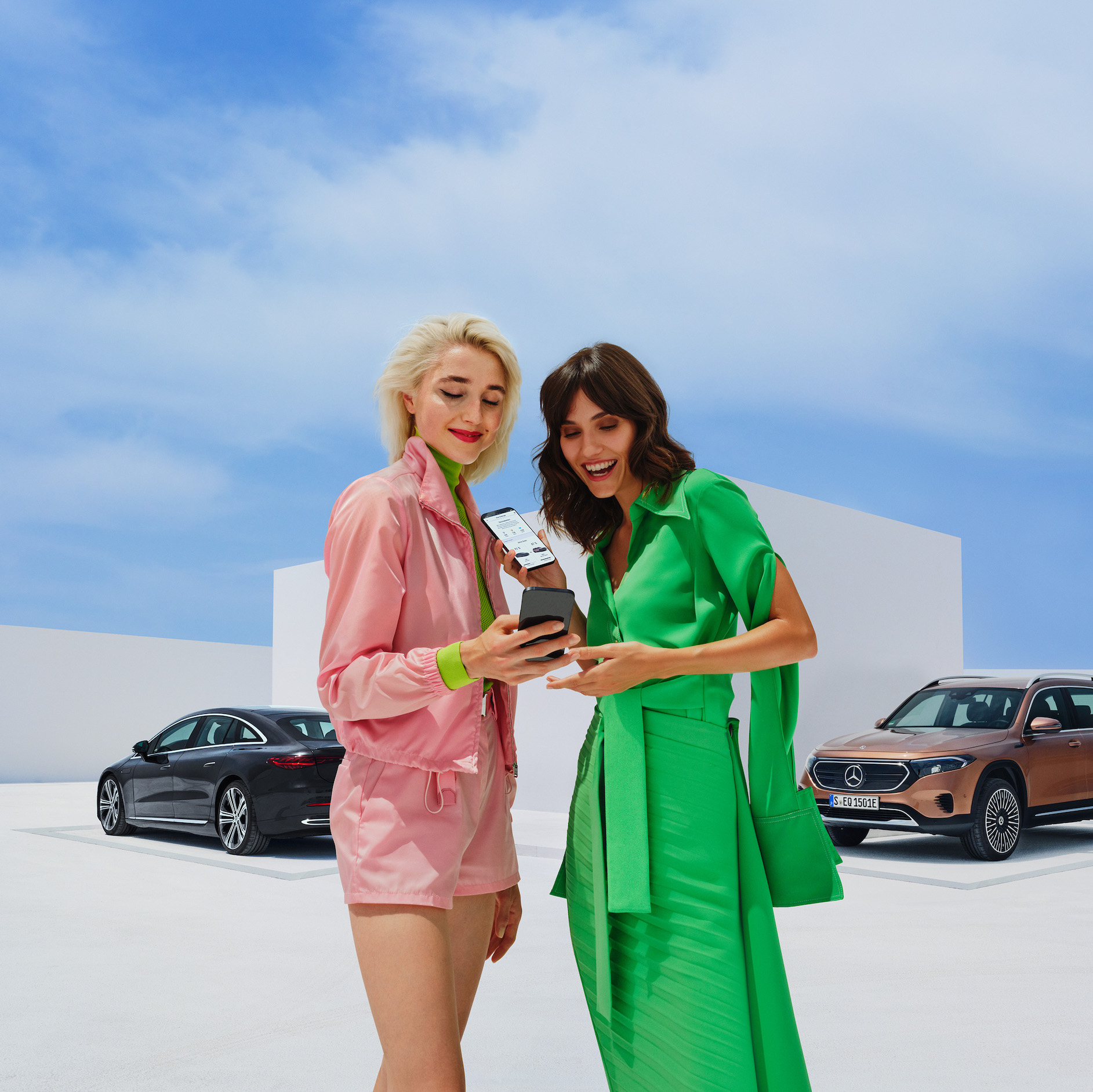 Mercedes me service app Two women using the Mercedes me service app on their smartphones.