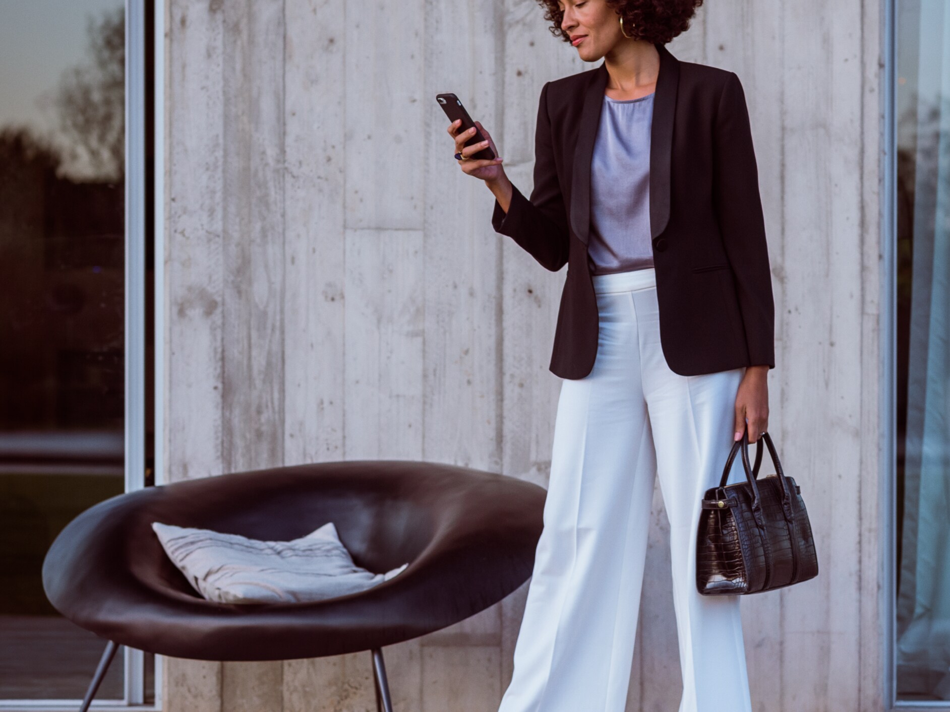 A woman connects to her Mercedes Benz via smartphone, the Mercedes me App and her Mercedes me ID.