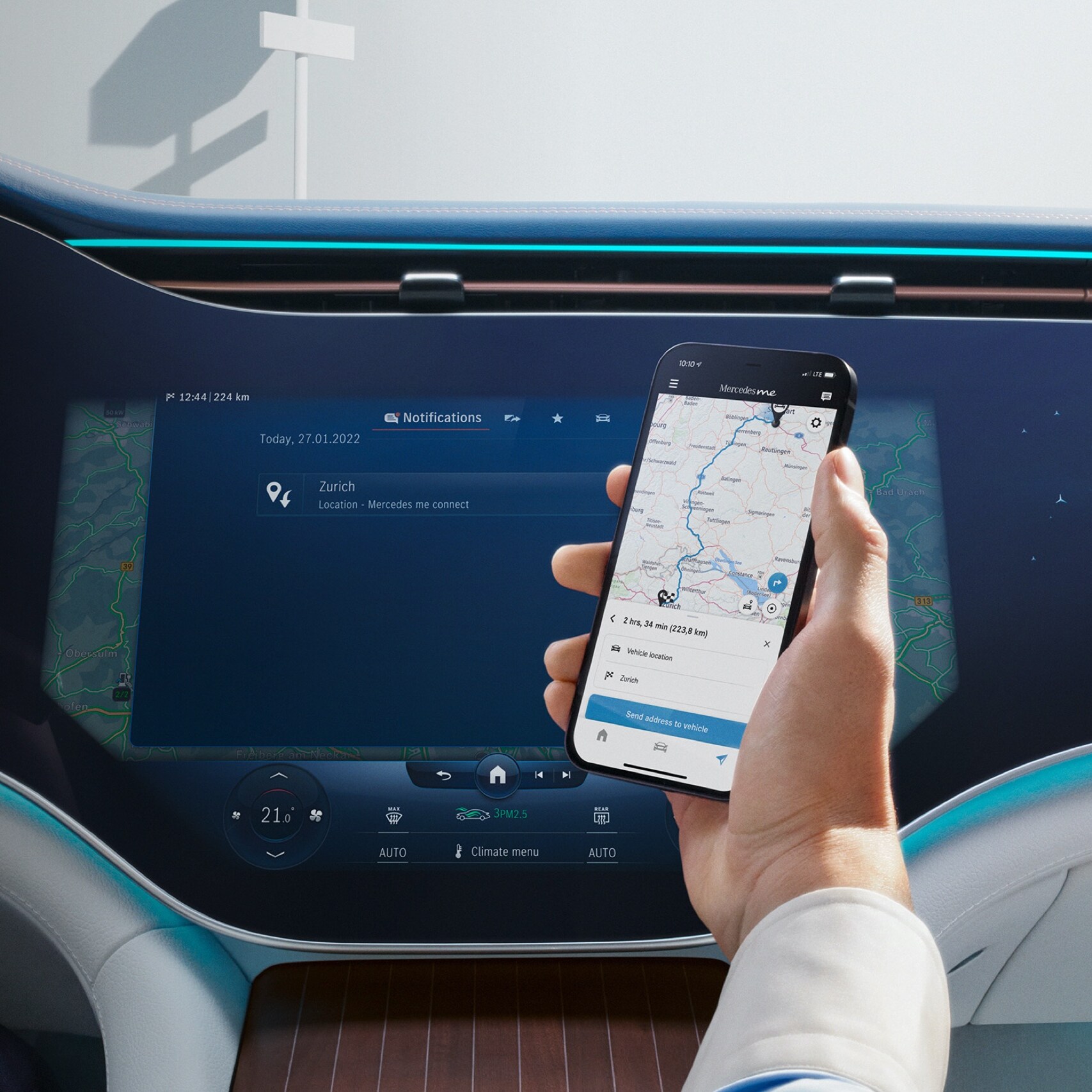 A man opens the Mercedes me App on his smartphone.