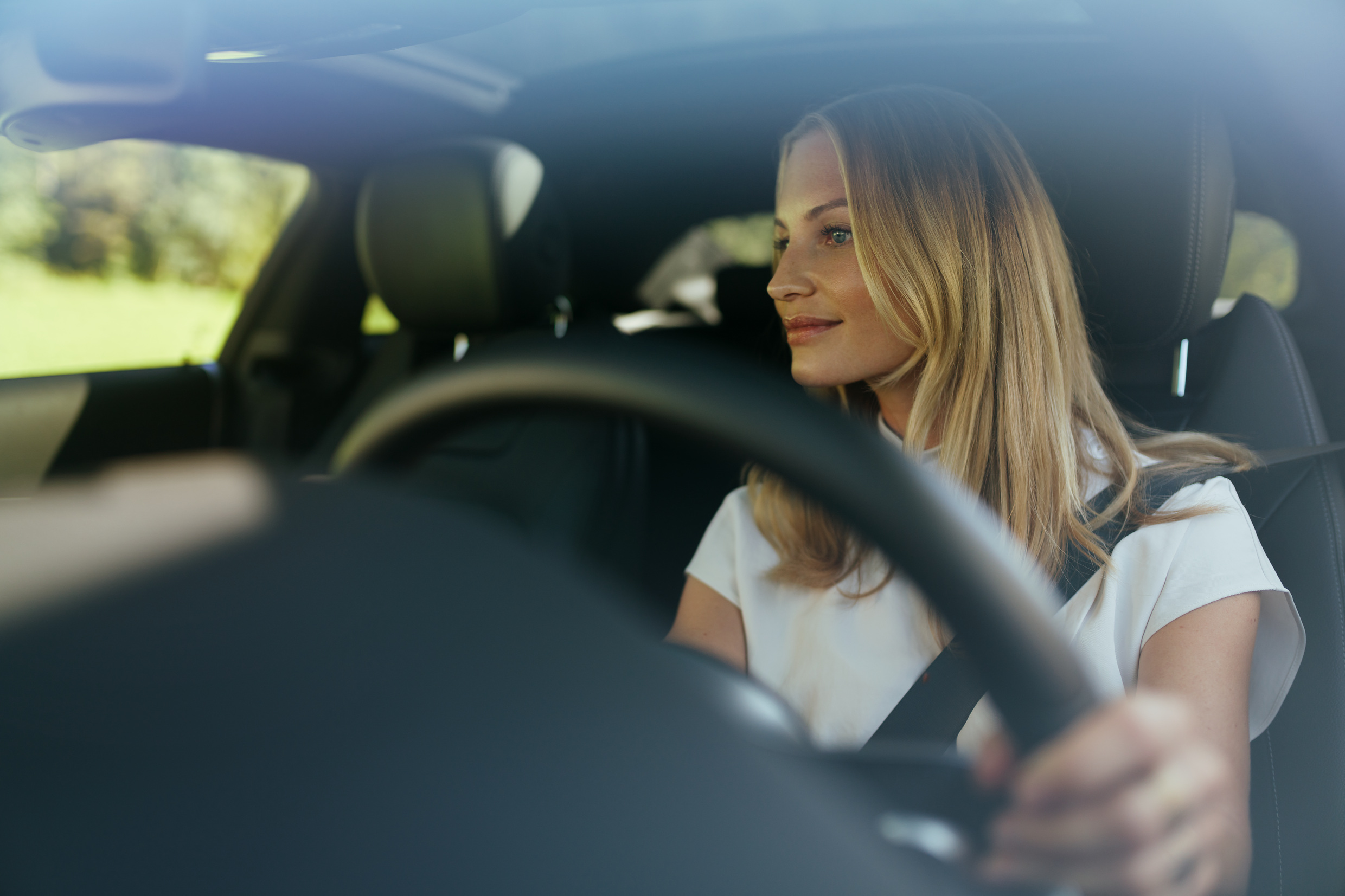 Drive with piece of mind with the Mercedes-Benz warranty. | Mercedes-Benz A relaxed woman at the wheel of her Mercedes.