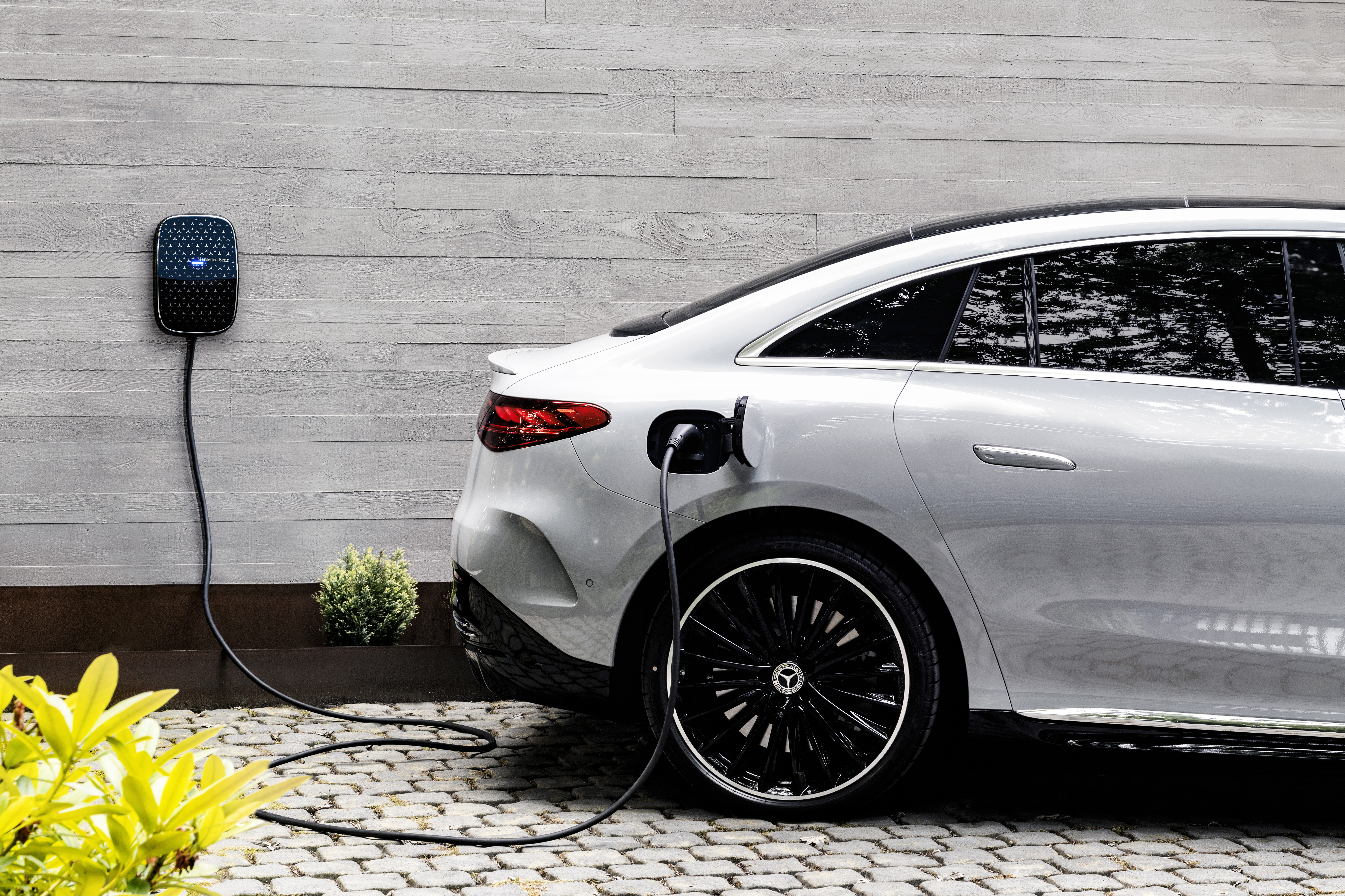 Mercedes-Benz EQE charging A Mercedes-Benz EQE charging at a Wallbox