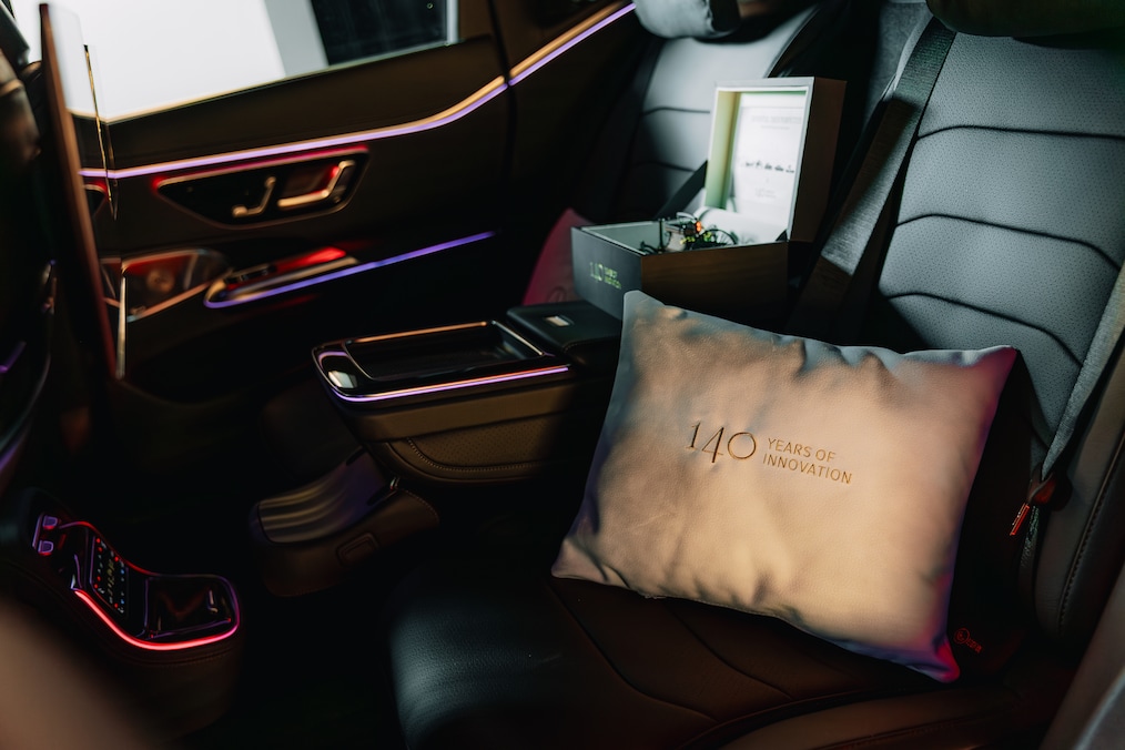 Close-up of the cockpit with displays in a Mercedes-Benz C-Class.