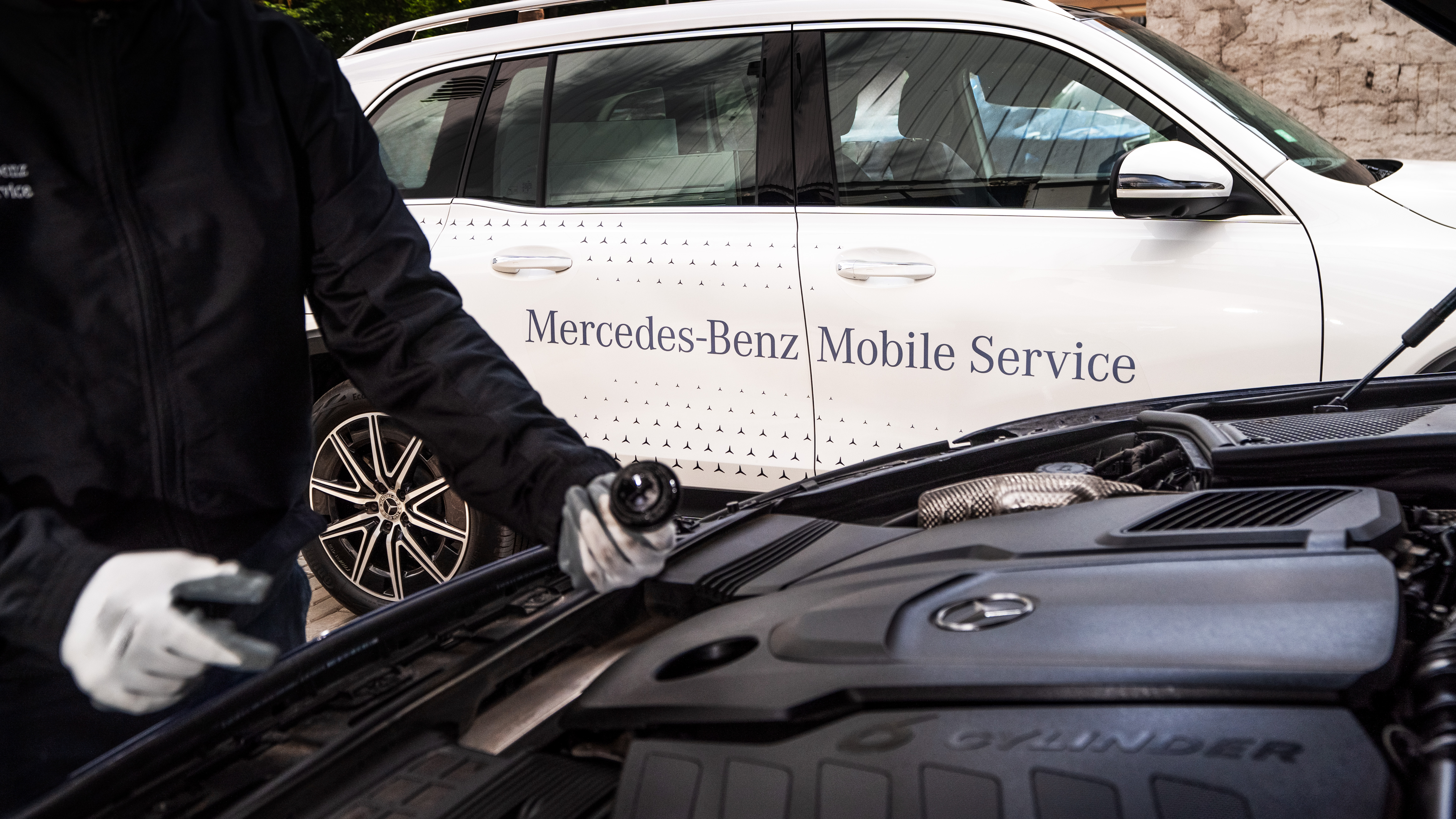 We service your Mercedes at your place. We service your Mercedes at your place.