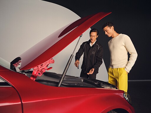 A Mercedes-Benz technician performs the general inspection.