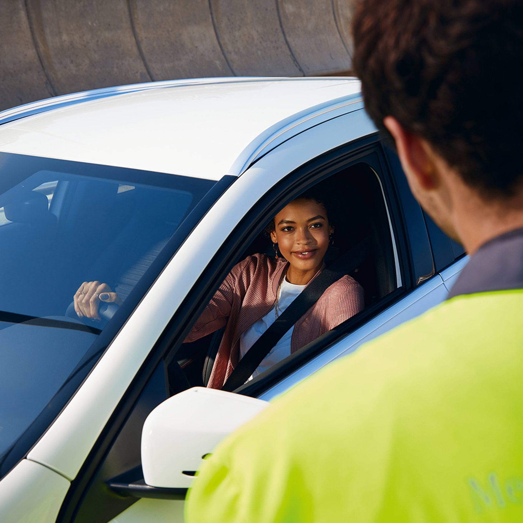 Roadside Assistance | Mercedes-Benz A woman is looking at her digital service report on her tablet.