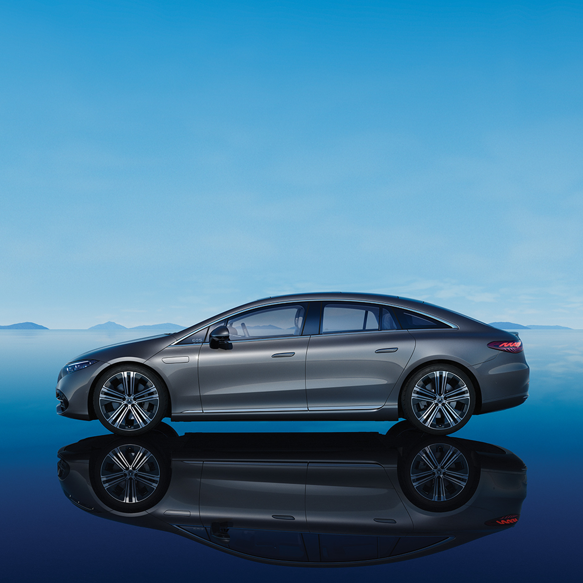 Electric mobility | EQS SUV | Mercedes-EQ The image shows a side view of the EQS SUV from Mercedes-EQ.