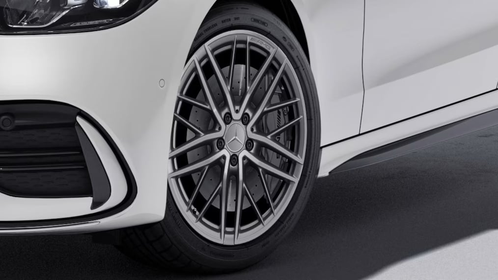 Close-up of the AMG 5-twin-spoke light-alloy wheels on a Mercedes-AMG C 43.