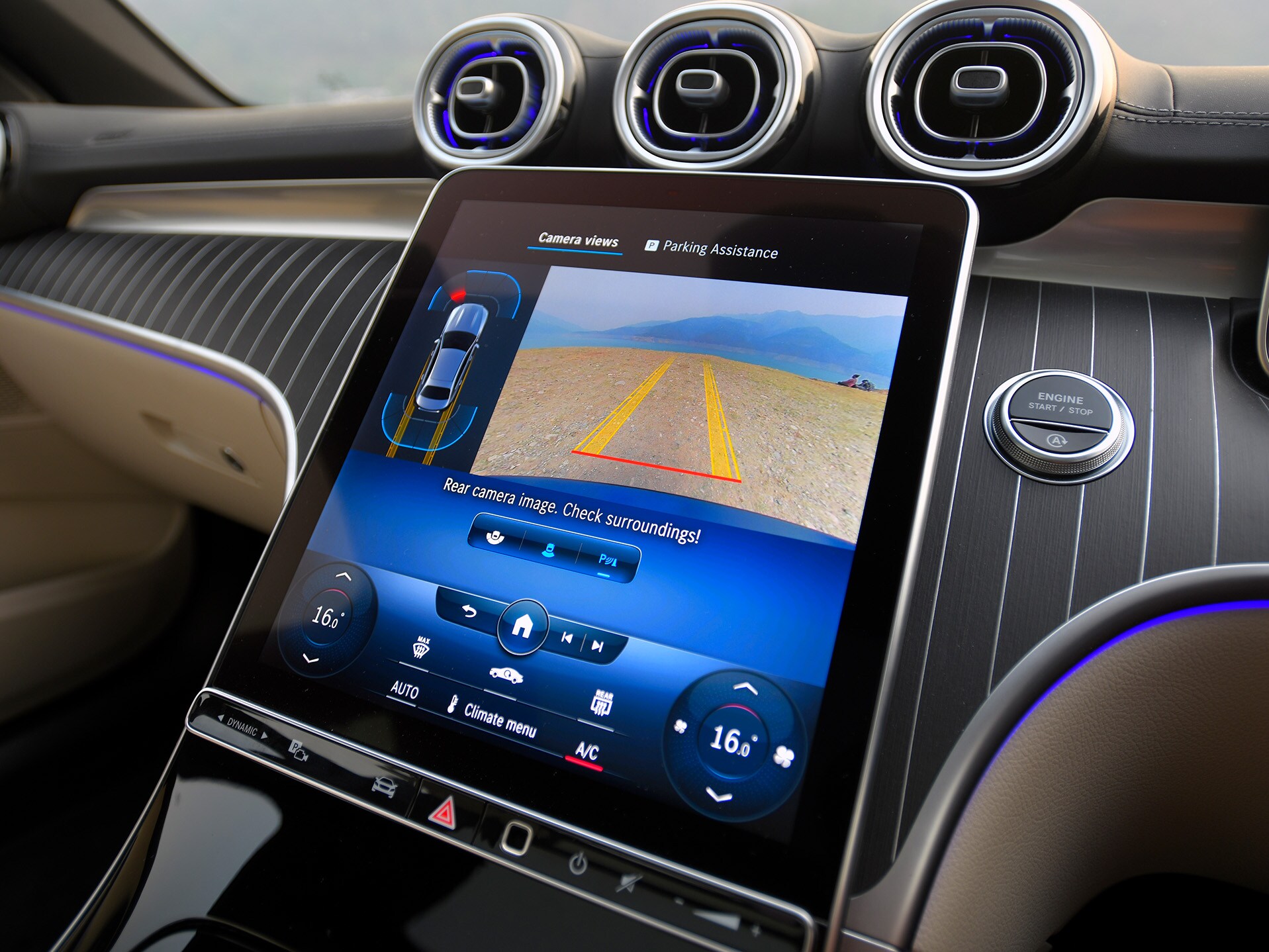 Illustration of the Parking package with 360° camera in the Mercedes-Benz C-Class Limousine.