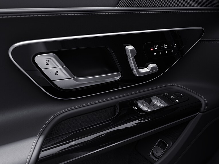 The AMG Performance steering wheel in nappa leather / DINAMICA microfibre in the Mercedes-AMG SL Roadster.