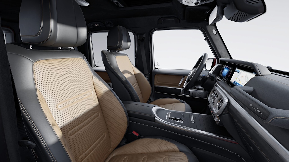 Side view through the open passenger door to the front seats with MANUFAKTUR Full Leather Package.