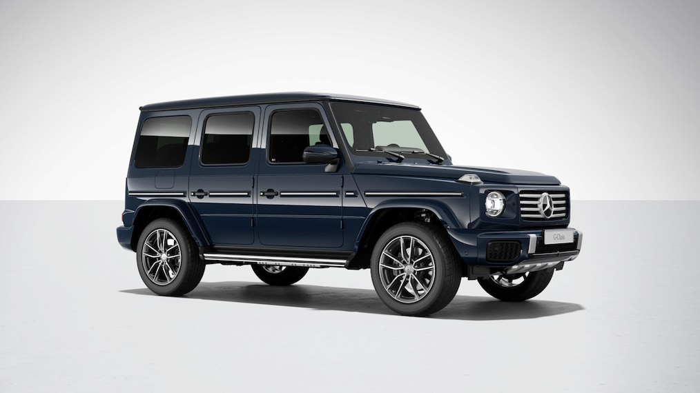 Side view through the open passenger door to the front seats with MANUFAKTUR Vintage Look Package.