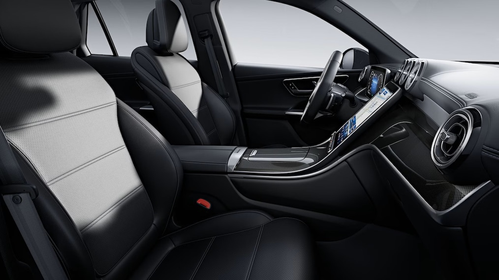 Close-up of the cockpit with displays in a Mercedes-Benz GLC.
