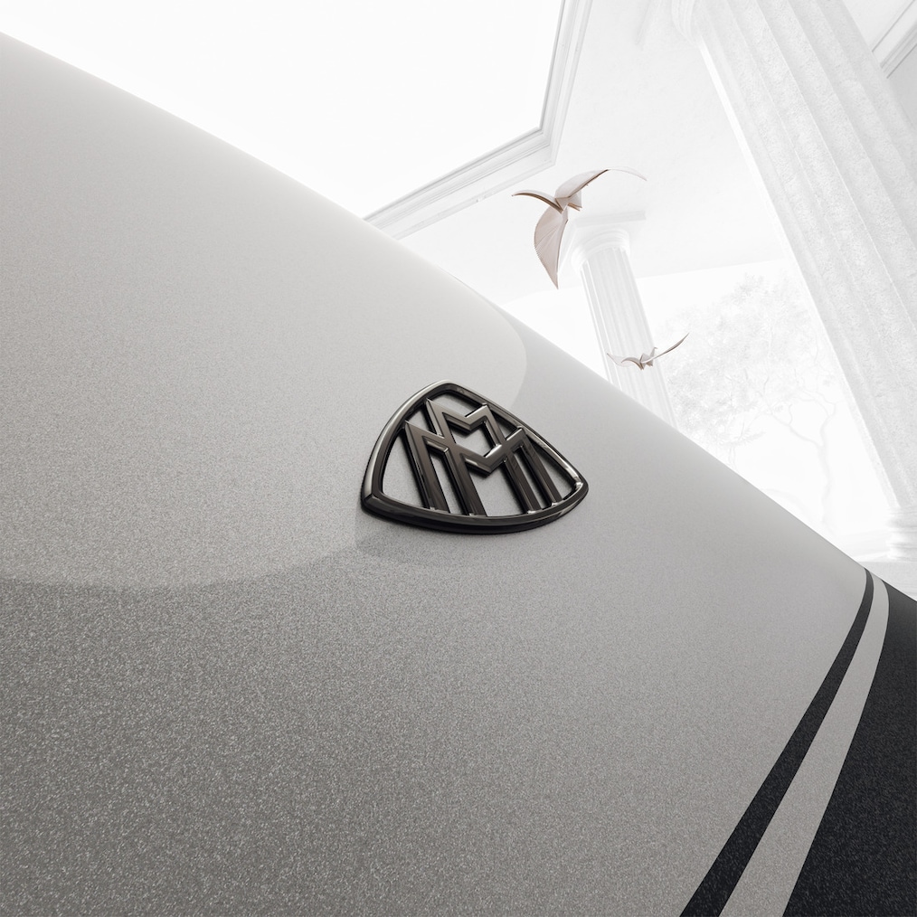 View from the rear of the Mercedes-Maybach GLS 600 (two-tone paintwork and exclusive Maybach wheels).