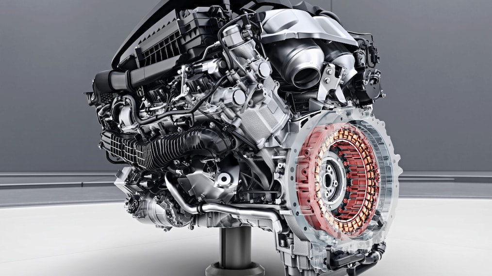 Dynamic view of the Mercedes-AMG S 63 E PERFORMANCE (driving shot).