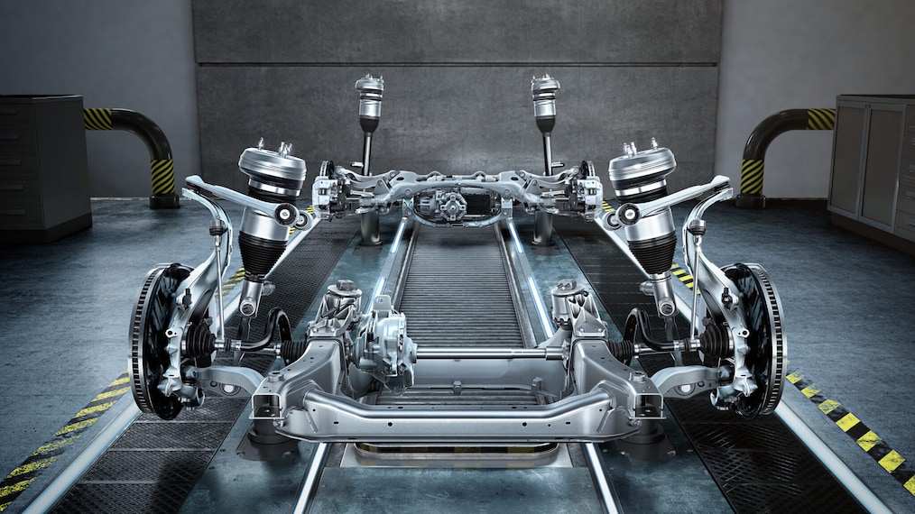 Another dynamic view of the Mercedes-AMG S 63 E PERFORMANCE (driving shot).