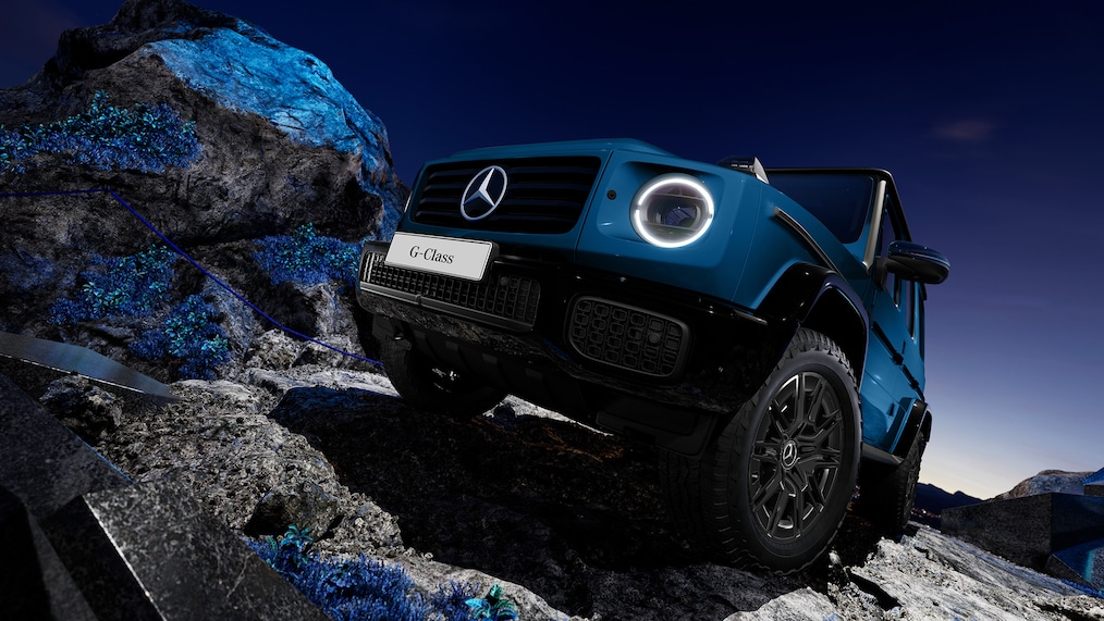 Off-road-specific displays in the instrument display / media display or a Mercedes-Benz G 580 going off-road.