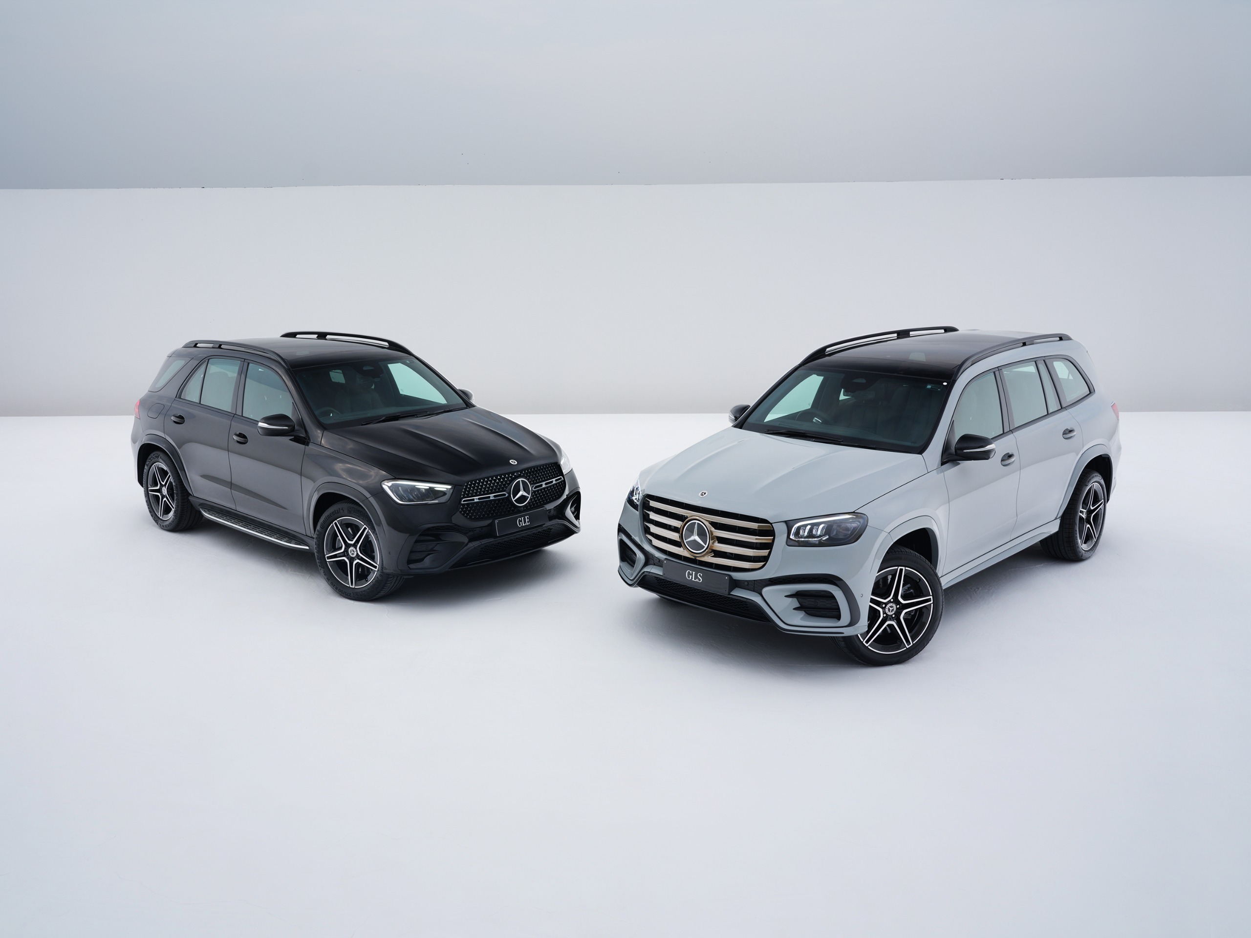 Mercedes GLE and GLS ‘Night Edition side by side the image of Mercedes GLE and GLS ‘Night Edition sitting side by side