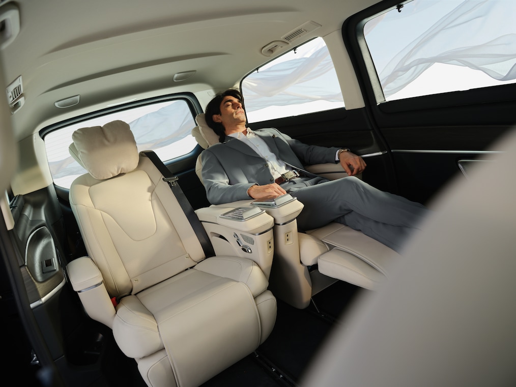 MBUX augmented reality for navigation of the Mercedes-Benz V-Class.