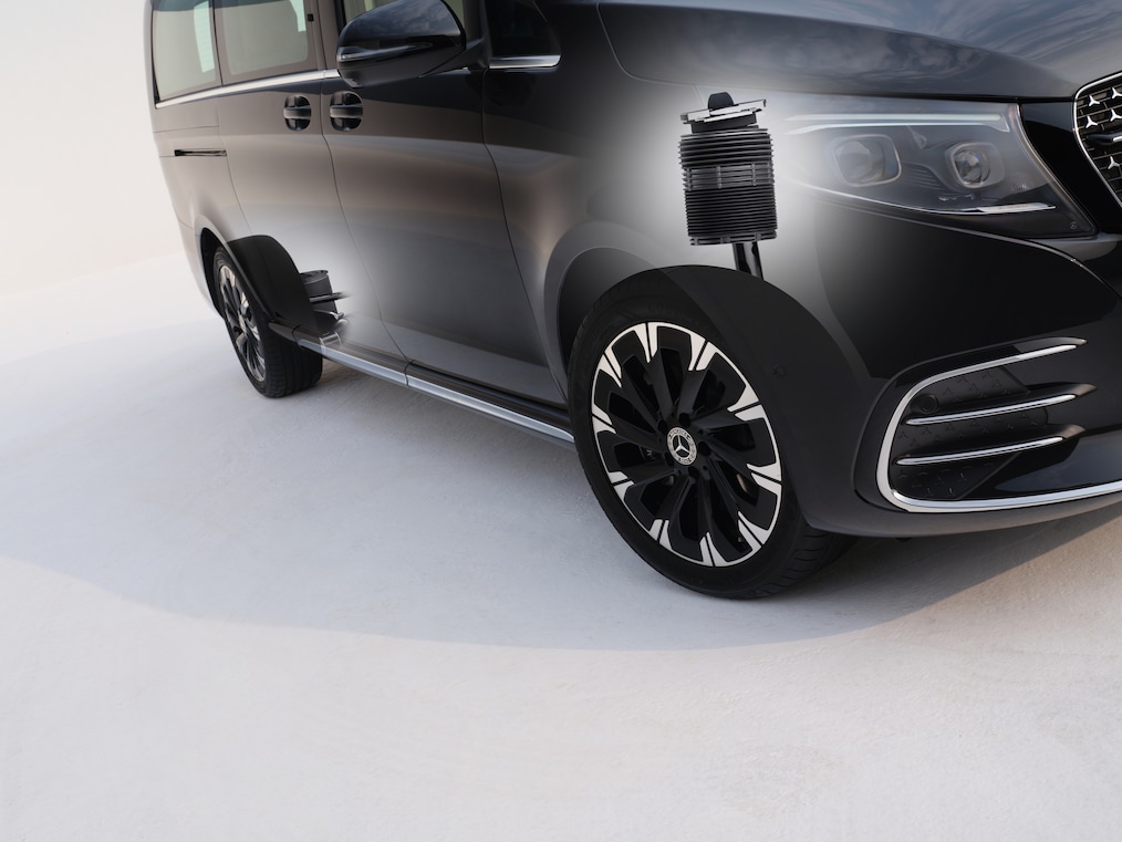 With the Widescreen Cockpit, the instrument display and media display merge into a single visual unit under a continuous glass surface.