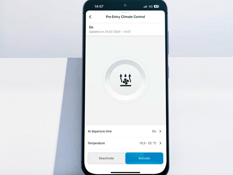 The Mercedes me Eco Coach App is open on a smartphone and the score achieved through a particularly environmentally friendly driving style is displayed.