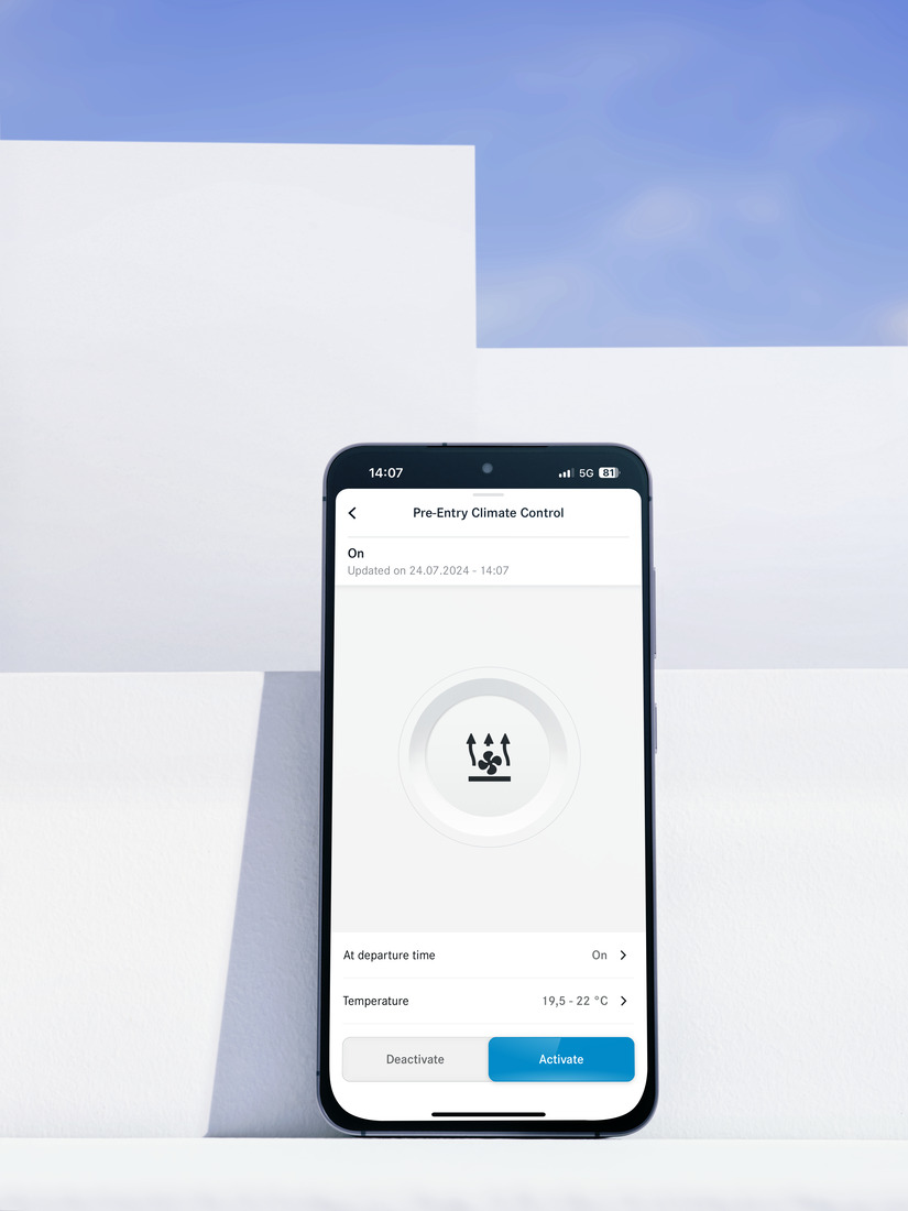 The Mercedes me Eco Coach App is open on a smartphone and the score achieved through a particularly environmentally friendly driving style is displayed. The Mercedes me Eco Coach App is open on a smartphone and the score achieved through a particularly environmentally friendly driving style is displayed.