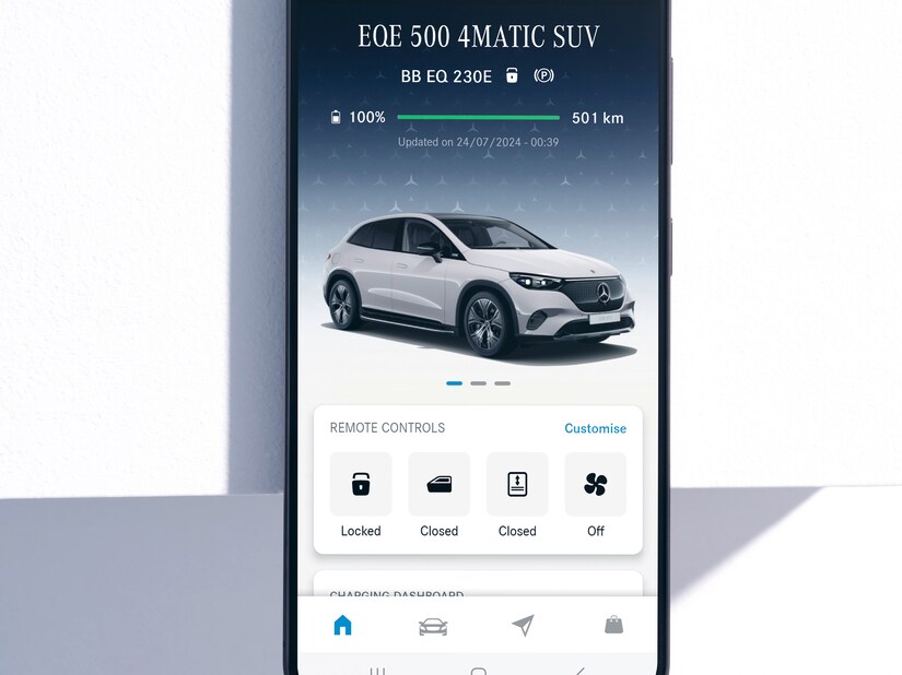 The menu of the Mercedes me App displays the available functions of the Navigation, Remote and Urban Guard Digital Extras on a smartphone.