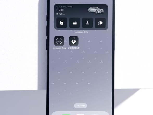 The Mercedes me ENERGIZING App is open on a smartphone and the first steps for the set-up are displayed